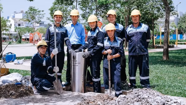 Công ty cổ phần Cấp nước Thủ Đức lắp đặt trụ nước uống tại vòi tại Công viên Phú Hữu, phường Long Trường. (Ảnh: QUÝ HIỀN)