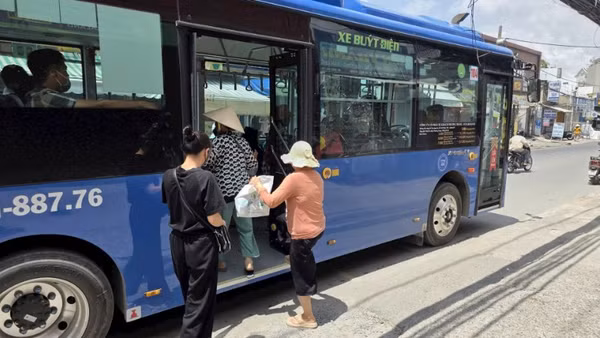 Người dân Thành phố Hồ Chí Minh sử dụng xe buýt điện. (Ảnh: QUÝ HIỀN)