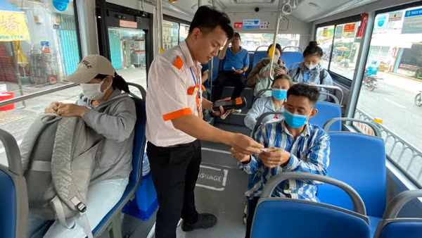 Theo kế hoạch, trong tháng 4 năm nay, người dân Thành phố Hồ Chí Minh sẽ được miễn 100% vé xe buýt đi lại trong nội thành (Ảnh: QUÝ HIỀN)