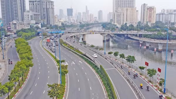 Đường Võ Văn Kiệt là một trong những trục giao thông lớn, kết nối đông tây Thành phố. (Ảnh: VÕ LÊ)