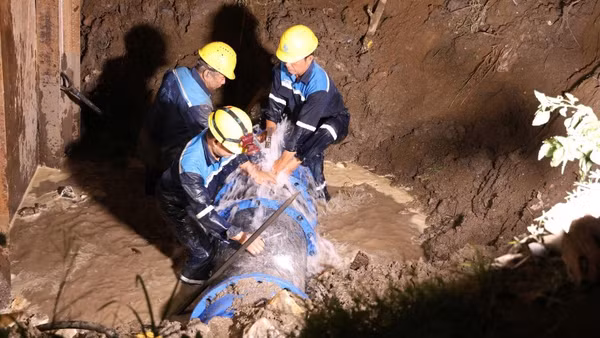 Công nhân đơn vị cấp nước nỗ lực khắc phục sự cố xì bể đường ống nước nhằm sớm khôi phục việc cấp nước sạch cho người dân thành phố (Ảnh: QUÝ HIỀN)