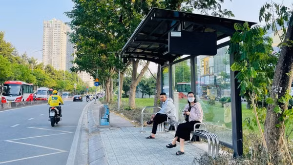 Một nhà chờ xe buýt mới được lắp đặt trên trục đường Nguyễn Hữu Thọ, xã Nhà Bè. (Ảnh: QUÝ HIỀN)