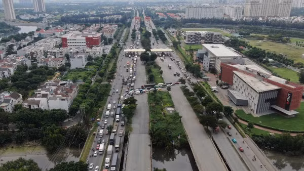 Nhà đầu tư đề xuất xây dựng dọc Vành đai 2 phía nam (đại lộ Nguyễn Văn Linh) nhằm tăng năng lực giao thông cho khu nam Thành phố Hồ Chí Minh (Ảnh: VÕ LÊ)