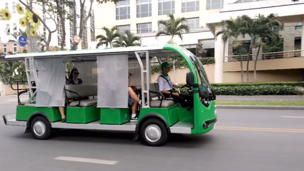 Xe buýt mi-ni, loại hình vận tải đón trả khách linh hoạt theo nhu cầu (DRT). (Ảnh: VÕ LÊ)