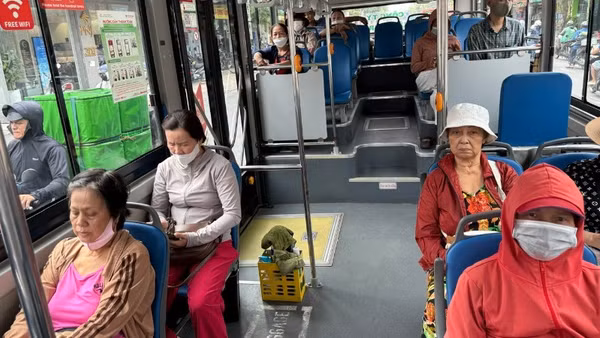 Người dân thành phố đi xe buýt miễn vé kể từ ngày 1/7/2026 là giải pháp góp phần hạn chế sử dụng phương tiện cá nhân (Ảnh: VÕ LÊ)