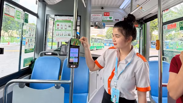 Nhân viên phục vụ hướng dẫn hành khách cài đặt ứng dụng MultiGo và các phương thức thanh toán điện tử. Tuy nhiên, trong thời gian từ ngày 1/7 đến cuối tháng 9 thành phố chưa kiểm tra các giấy tờ tùy thân. (Ảnh: QUÝ HIỀN)