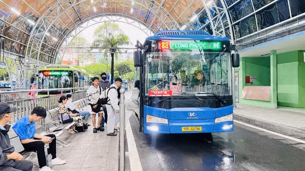 Người dân thành phố lựa chọn đi xe buýt tăng cao từ ngày 1/7, khi Thành phố Hồ Chí Minh miễn vé xe buýt trên 134 tuyến. (Ảnh: QUÝ HIỀN)