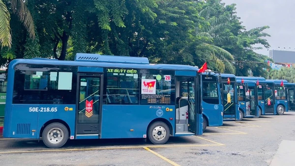 Thành phố Hồ Chí Minh hiện có 47 tuyến xe buýt điện với 606 xe đang hoạt động. (Ảnh: QUÝ HIỀN)
