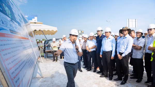 Bộ trưởng Xây dựng Trần Hồng Minh đi thực địa kiểm tra dự án mở rộng cao tốc Thành phố Hồ Chí Minh-Trung Lương-Mỹ Thuận sáng 14/6. (Ảnh: VÕ LÊ)