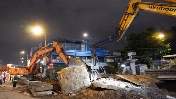 Thi công tuyến Metro số 2 (Bến Thành-Tham Lương) đoạn ga Bảy Hiền. (Ảnh: VÕ LÊ)
