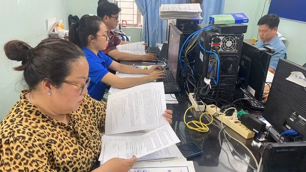 Ban bồi thường giải phóng mặt bằng thành phố Thủ Đức và phường Hiệp Bình tích cực giải quyết hồ sơ đền bù cho người dân thuộc Dự án BOT Quốc lộ 13, một trong 4 dự án BOT cửa ngõ. (Ảnh: QUÝ HIỀN)