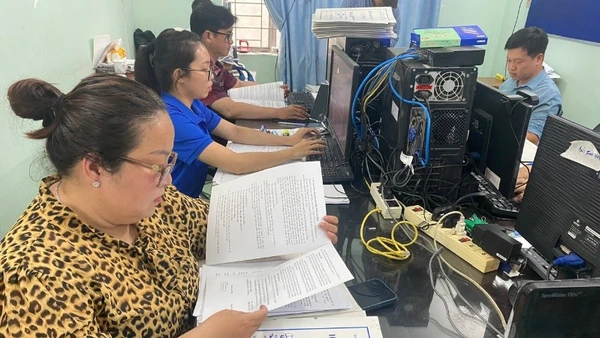 Ban bồi thường giải phóng mặt bằng thành phố Thủ Đức và phường Hiệp Bình tích cực giải quyết hồ sơ đền bù cho người dân thuộc Dự án BOT Quốc lộ 13, một trong 4 dự án BOT cửa ngõ. (Ảnh: QUÝ HIỀN)