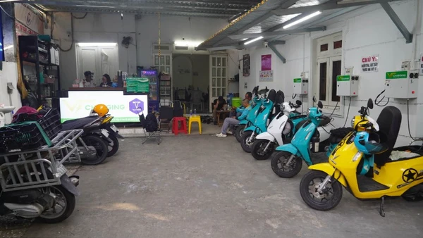 Một dịch vụ sạc xe máy điện tại khu vực Trung tâm Thành phố (Ảnh: THẾ ANH)