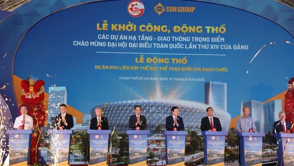 Các đồng chí Nguyên lãnh đạo Trung ương, lãnh đạo Thành ủy Thành phố Hồ Chí Minh nhấn nút động thổ dự án Khu liên hợp thể dục thể thao Rạch Chiếc. (ảnh: QUANG QUÝ)