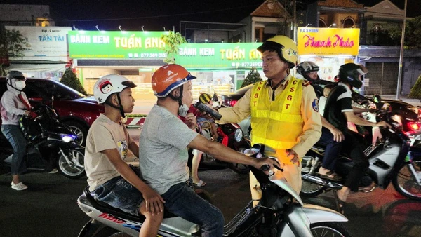 Lực lượng cảnh sát giao thông kiểm tra nồng độ cồn người điều khiển phương tiện giao thông. (Ảnh: QUANG QUÝ)