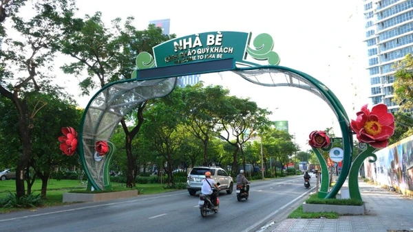 “Cổng chào xã Nhà Bè” lắp đặt trên tuyến đường Nguyễn Hữu Thọ. (Ảnh: THẾ ANH)