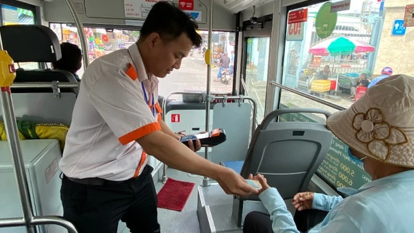 Hành khách đi các tuyến xe buýt điện trên địa bàn Thành phố. (Ảnh: QUÝ HIỀN)