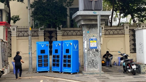 Tủ đổi pin được triển khai lắp đặt trên vỉa hè ở khu vực trung tâm thành phố (ảnh: QUÝ HIỀN)