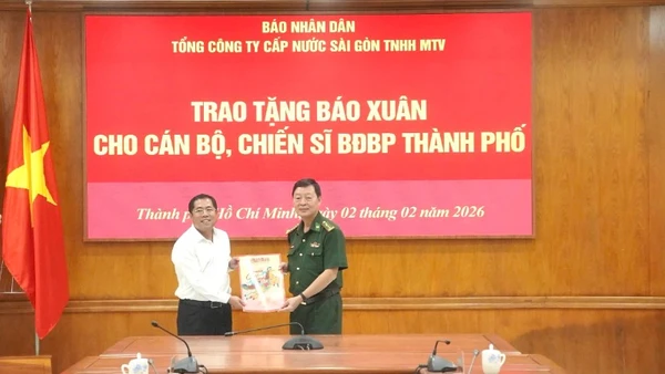 Lãnh đạo Tổng Công ty Cấp nước Sài Gòn trách nhiệm hữu hạn Một thành viên trao tặng Báo Xuân Nhân Dân Bính Ngọ 2026 cho cán bộ, chiến sĩ Bộ đội Biên phòng Thành phố Hồ Chí Minh. (Ảnh: NHẬT THÀNH)
