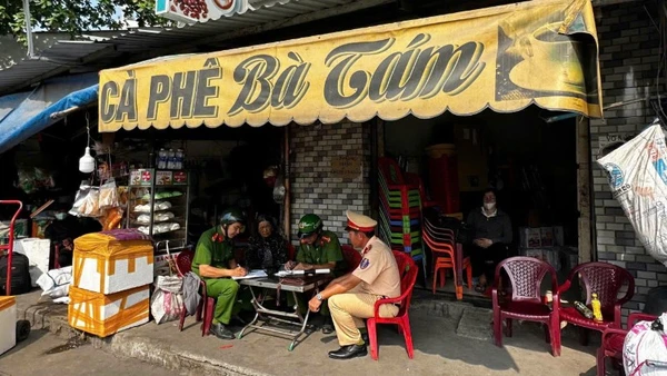 Lực lượng Công an xử lý vi phạm lấn chiếm vỉa hè gây mất mỹ quan đô thị. (Ảnh: QUÝ HIỀN)