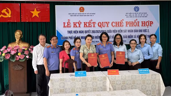 Bảo hiểm xã hội Thành phố Hồ Chí Minh tăng cường phối hợp các Viện kiểm sát nhân dân khu vực trên địa bàn thành phố chế tài, khắc phục tình trạng chậm đóng bảo hiểm xã hội. (Ảnh: VÕ LÊ)