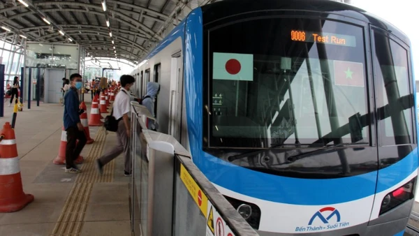 Hành khách lên ga Thảo Điền đi tuyến Metro số 1 Bến Thành-Suối Tiên. (Ảnh: QUÝ HIỀN)