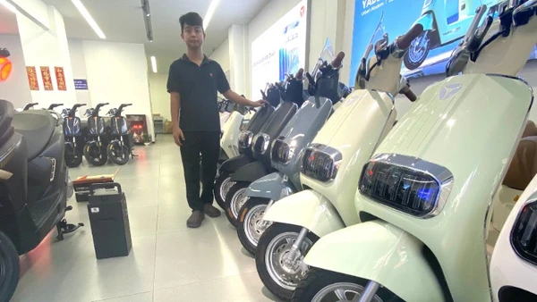 Một cửa hàng bán xe máy điện có doanh thu cao do nhu cầu người đi phương tiện điện ngày càng cao. (Ảnh: QUÝ HIỀN)