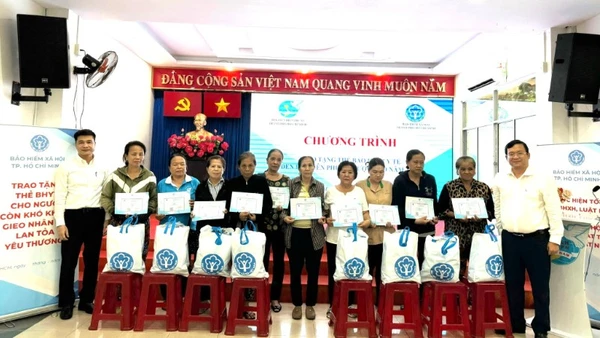  Bảo hiểm xã hội Thành phố Hồ Chí Minh cùng các mạnh thường quân trao tặng 304 thẻ Bảo hiểm y tế cho hội viên phụ nữ vượt khó (Ảnh: QUÝ HIỀN)