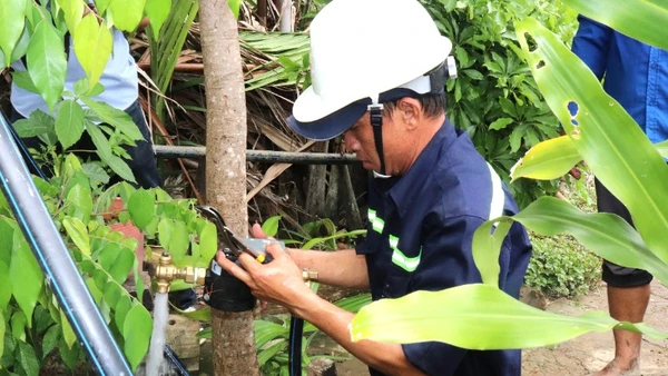 Bảo Đảm An Toàn Lao Động Là Trách Nhiệm Của Cả Người Lao Động Và Người Sử Dụng Lao Động Nhân Viên Xí Nghiệp Cấp Nước Cần Giờ Gắn Đồng Hồ Nước Tại Cù Lao Mỹ Khánh Để Bảo Đảm Duy Trì Cung Cấp Nước Sạch Liên Tục Cho Người Dân. (Ảnh: Quý Hiền)