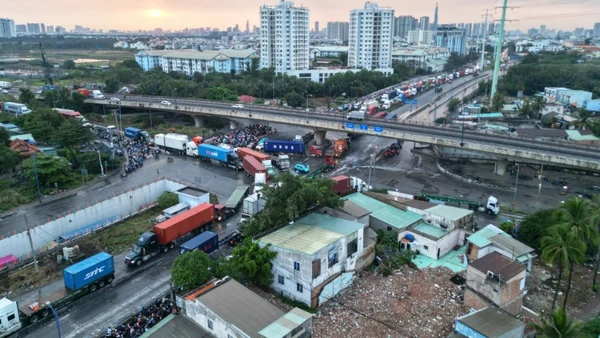 Khu vực vòng xoay Mỹ Thủy, công trình trọng điểm giải quyết ùn tắc giao thông khu vực ra vào cảng Cát Lái chậm tiến độ nhiều năm liền. (Ảnh: THẾ ANH)