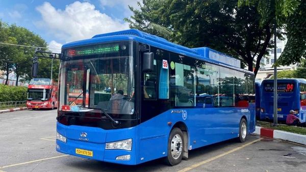 Xe buýt điện hiện chiếm gần 50% số phương tiện giao thông công cộng tại Thành phố Hồ Chí Minh. (Ảnh: VÕ LÊ)