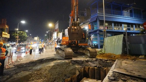 Các đơn vị tăng tốc di dời hạ tầng ngầm nhằm bảo đảm khởi công tuyến Metro số 2 vào giữa tháng 1/2026. (Ảnh: QUÝ HIỀN)