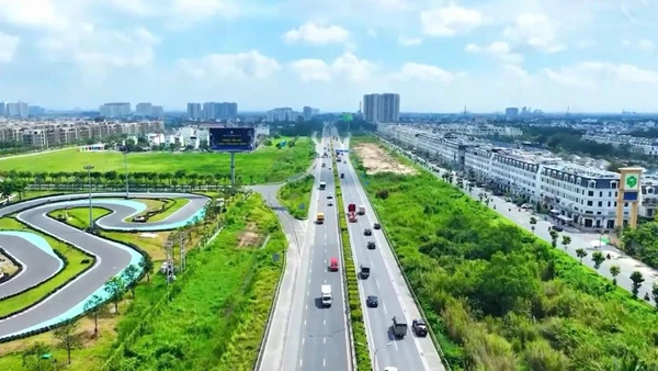 Đầu tư hạ tầng giao thông để góp phần phát triển kinh tế-xã hội trên địa bàn phường Bình Trưng. (Ảnh: HƯƠNG MỸ)