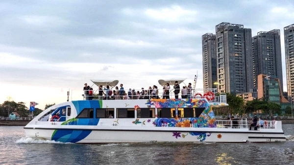 Tuyến buýt sông phục vụ hành khách tham quan trên sông Sài Gòn luôn thu hút hành khách, nhất là khách du lịch khi đến Thành phố (Ảnh: QUÝ HIỀN)