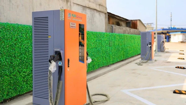 Một trạm sạc điện xe buýt do doanh nghiệp vận tải đầu tư. (Ảnh: VÕ LÊ)