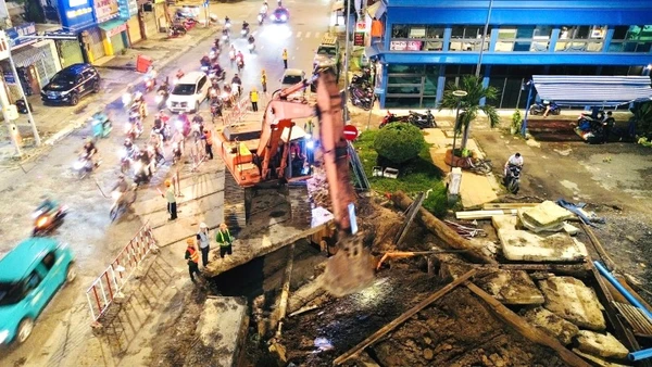 Công tác di dời và tái lập hạ tầng kỹ thuật trên toàn tuyến bao gồm hệ thống điện trung-hạ thế, cấp thoát nước... đang thực hiện khẩn trương để kịp khởi công tuyến Metro 2 giữa tháng 1/2026. (Ảnh: VÕ LÊ)