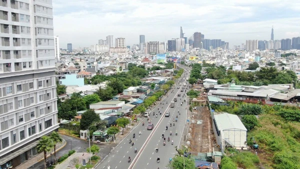 Cầu kênh Tẻ nối tuyến Trần Xuân Soạn và Nguyễn Hữu Thọ đang tổ chức thi công hệ thống đường gom. (Ảnh: QUÝ HIỀN)