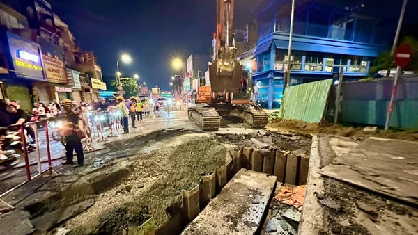 Ban Quản lý Đường sắt đô thị Thành phố Hồ Chí Minh tổ chức thi công di dời hạ tầng kỹ thuật vào ban đêm, qua đó đẩy nhanh tiến độ khởi công tuyến Metro số 2. (Ảnh: QUÝ HIỀN)