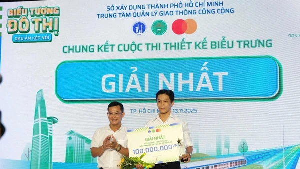 Thí sinh Lý Trần Thuận được trao giải Nhất cuộc thi thiết kế logo “Biểu tượng đô thị-Dấu ấn kết nối” trị giá 100 triệu đồng. (Ảnh: HƯƠNG MỸ)