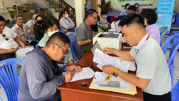 Chi trả bồi thường cho người dân thuộc dự án bờ bắc kênh Đôi. (Ảnh: THẾ ANH)