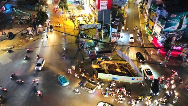 Tuyến Metro số 2 (Bến Thành-Tham Lương) dài hơn 11km kết nối khu trung tâm về cửa ngõ phía Tây Bắc đang được tăng tốc di dời hạ tầng kỹ thuật. (Ảnh: THẾ ANH)