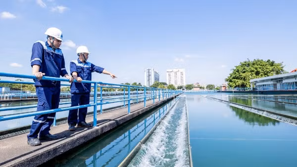 Kiểm tra chất lượng nguồn nước thô tại Nhà máy nước Thủ Đức. (Ảnh: QUÝ HIỀN)