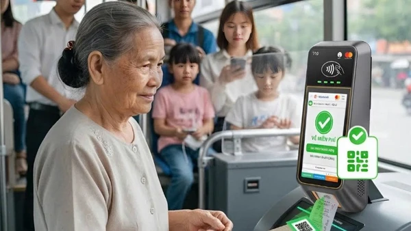 Hành khách từ đủ 60 tuổi trở lên dùng căn cước công dân loại có mã QR hoặc tài khoản VNeID hợp lệ để nhận vé tự động. (Ảnh: Trung tâm Quản lý Giao thông công cộng)