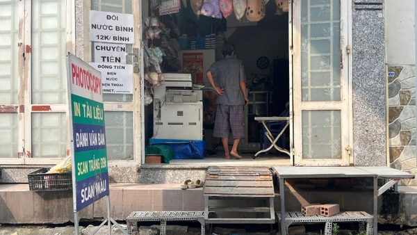 Sụt lún đã khiến thềm gạch của một cửa hàng photocopy trên đường Ngô Y Linh (phường An Lạc) bị gãy vỡ, tách rời khỏi móng và chân tường, tạo ra khe hở lớn. (Ảnh: HƯƠNG MỸ)