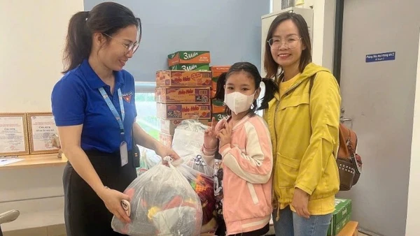 Người dân thành phố đã chuyển những món hàng cứu trợ gồm quần áo, nhu yếu phẩm tới các nhà ga của tuyến Metro số 1 sáng 22/11. (Ảnh: QUÝ HIỀN)