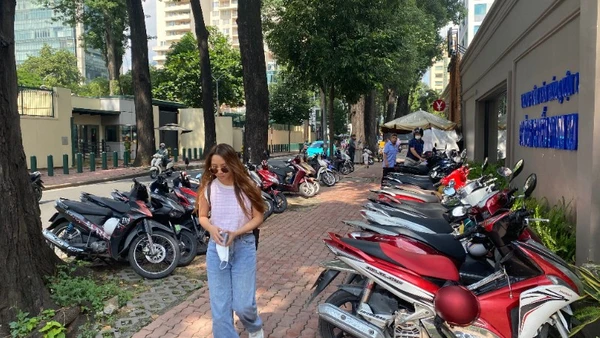 Vỉa hè trên tuyến đường Nguyễn Bỉnh Khiêm, phường Bến Thành kẻ vạch trên vỉa hè để bảo đảm lối đi cho người đi bộ. (Ảnh: QUÝ HIỀN)