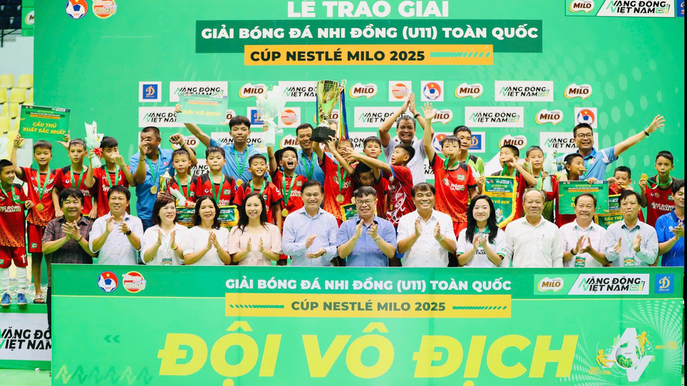 Các cầu thủ U11 Hưng Yên lần đầu đăng quang ở sân chơi dành cho lứa tuổi 11. 