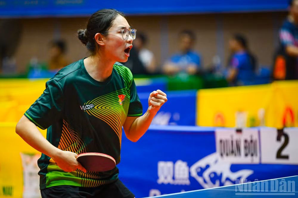 Tay vợt Lâm Thu Cúc lần lượt vượt qua các nhà vô địch Mai Hoàng Mỹ Trang và Nguyễn Khoa Diệu Khánh đầy thuyết phục. (Ảnh: BẢO LONG)