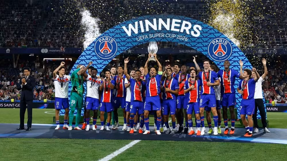 PSG nâng cúp vô địch Siêu cúp châu Âu 2026. (Ảnh: PSG)