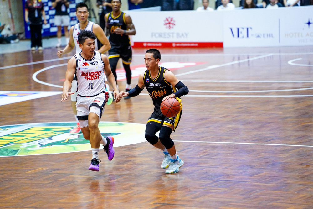Michael Soy lấy lại phong độ giúp Cantho Catfish đuổi kịp Saigon Heat. (Ảnh: VBA) 3-michael-soy-vao-san-tu-ghe-du-bi-giup-gia-tang-ap-luc-tu-vong-ngoai-cho-cantho-catfish.jpg
